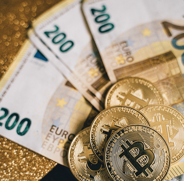 pièces bitcoin et billets euros